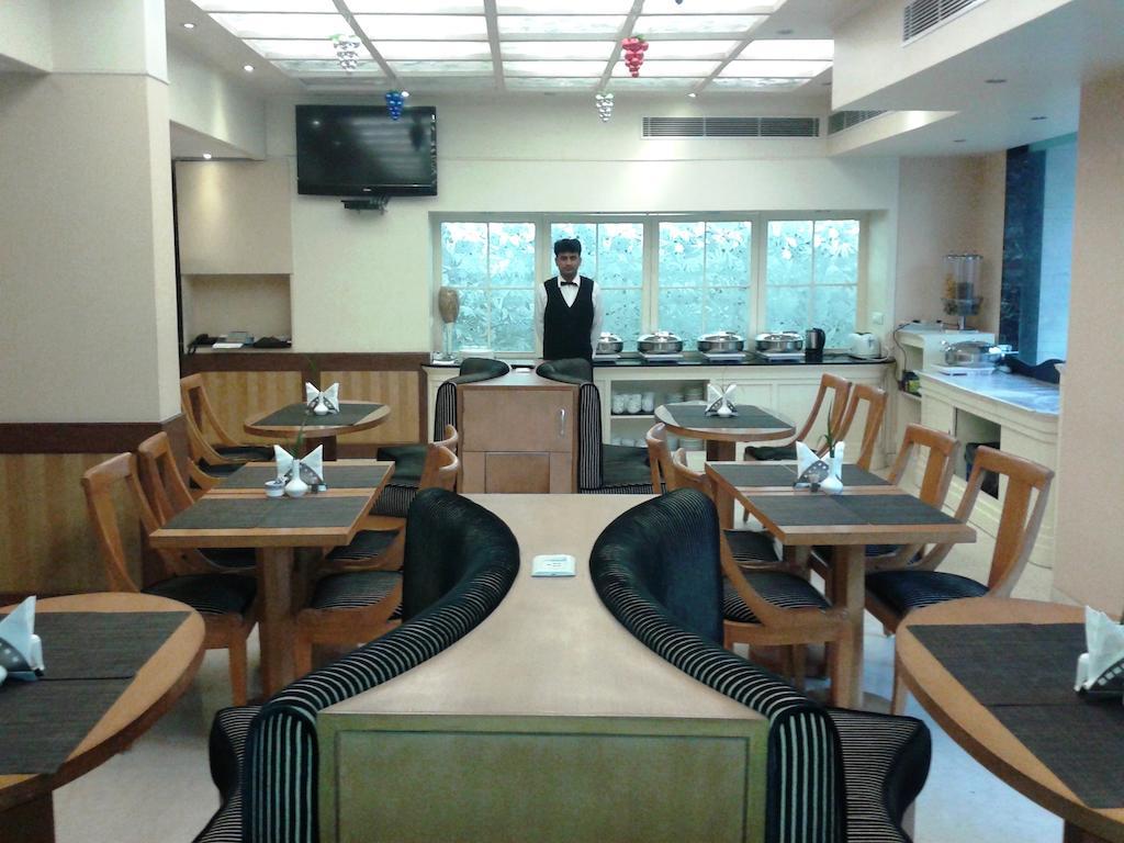 Hotel Athena New Delhi Exteriör bild