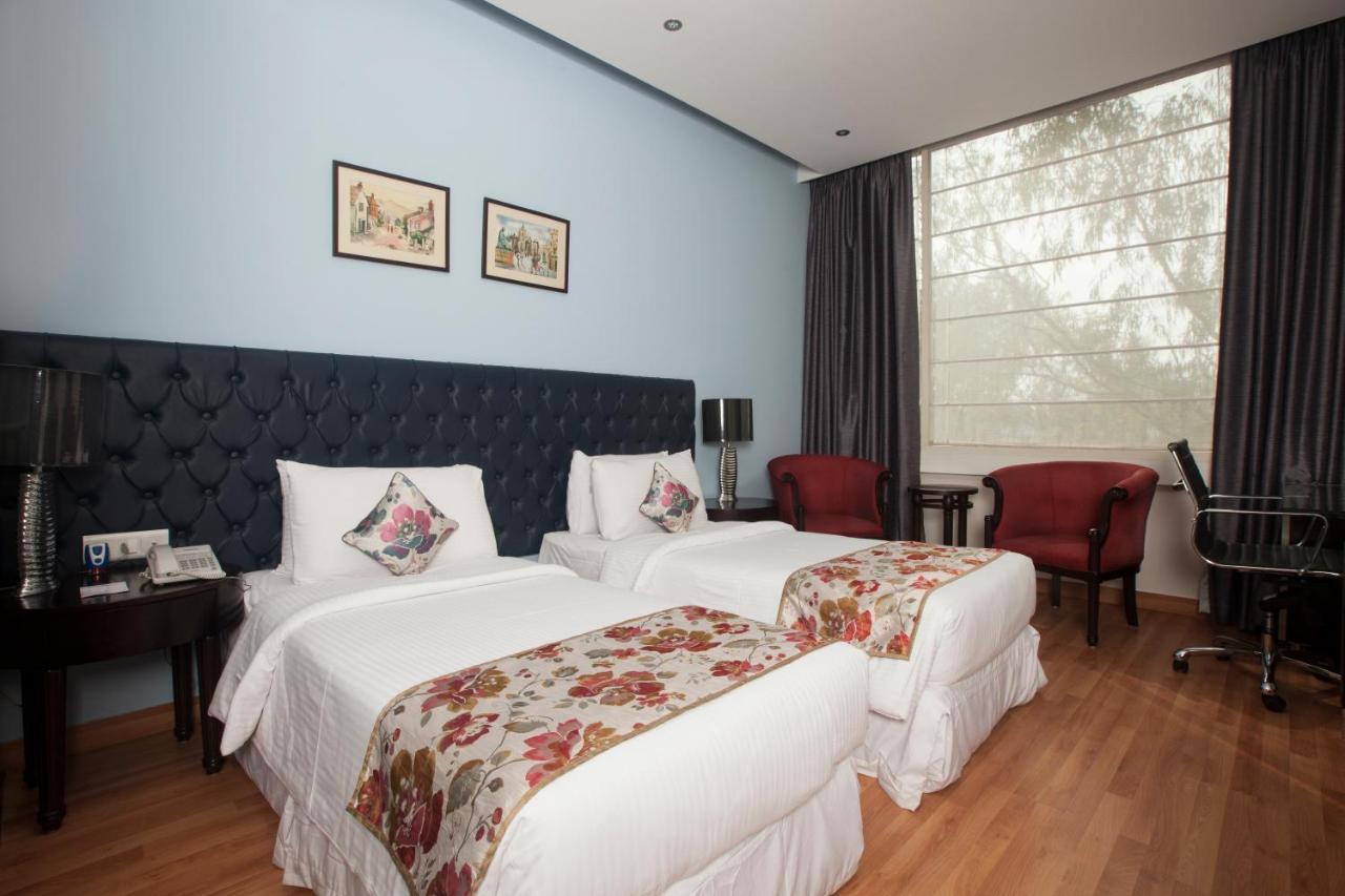 Hotel Athena New Delhi Exteriör bild